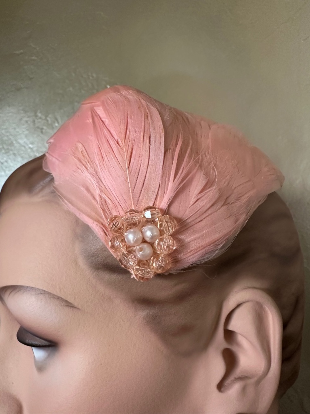 ELEGANT 1950s' PINK FEATHER COCKTAIL HAT WITH BEADED JEWEL - Picture 4 of 12
